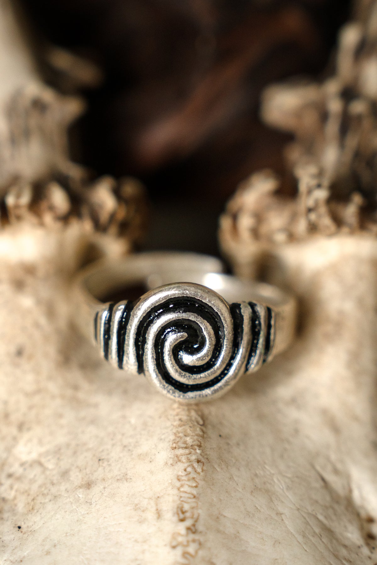 Anillo anglosajón de los siglos VII–VIII, bronce plateado