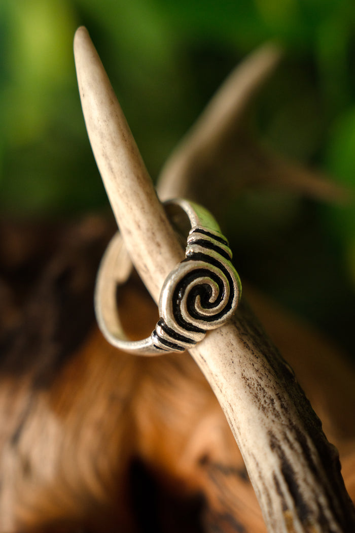 Anillo anglosajón de los siglos VII–VIII, bronce plateado