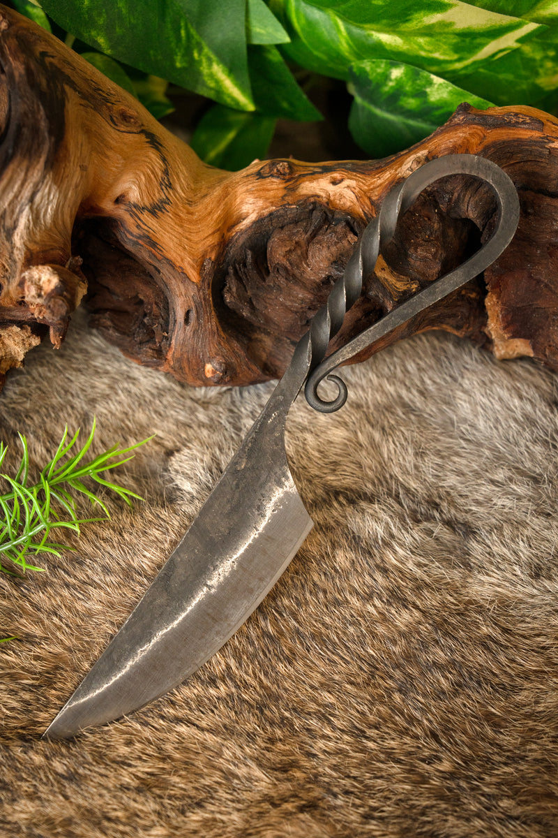 Prähistorisches Messer mit gedrehtem Griff, halb scharf
