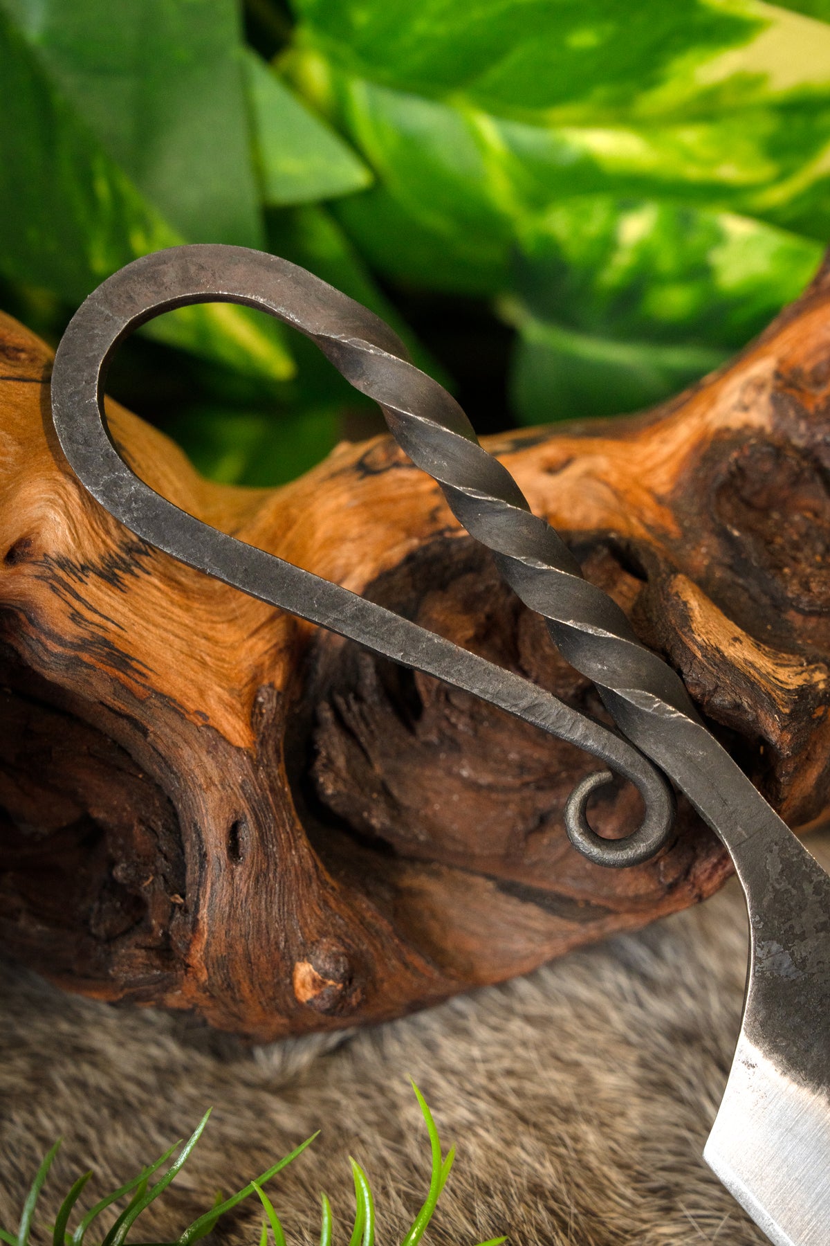 Prehistorical knife with twisted grip, semi-sharp
