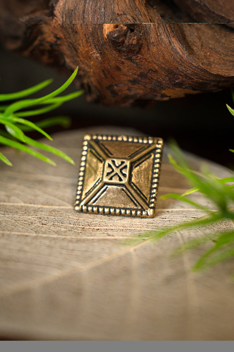 1300 tals bältesbeslag pyramid