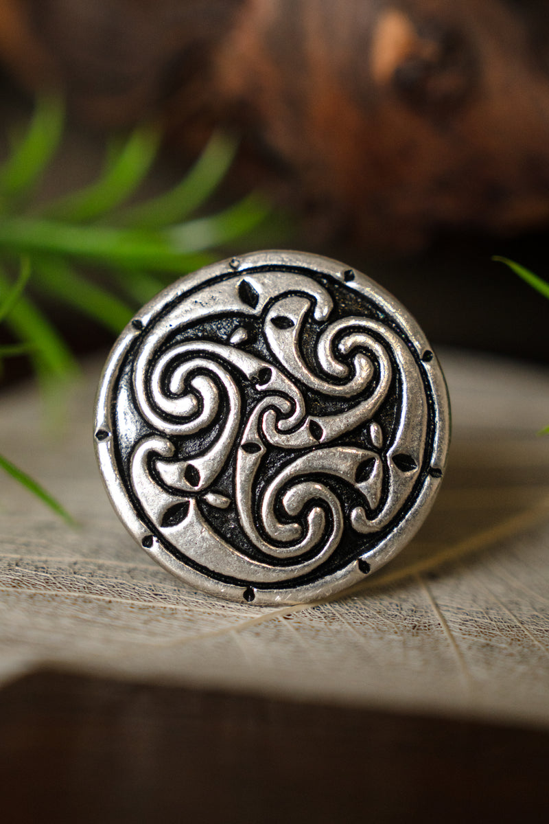 Celtycki pierścień z triskelionem, posrebrzany brąz