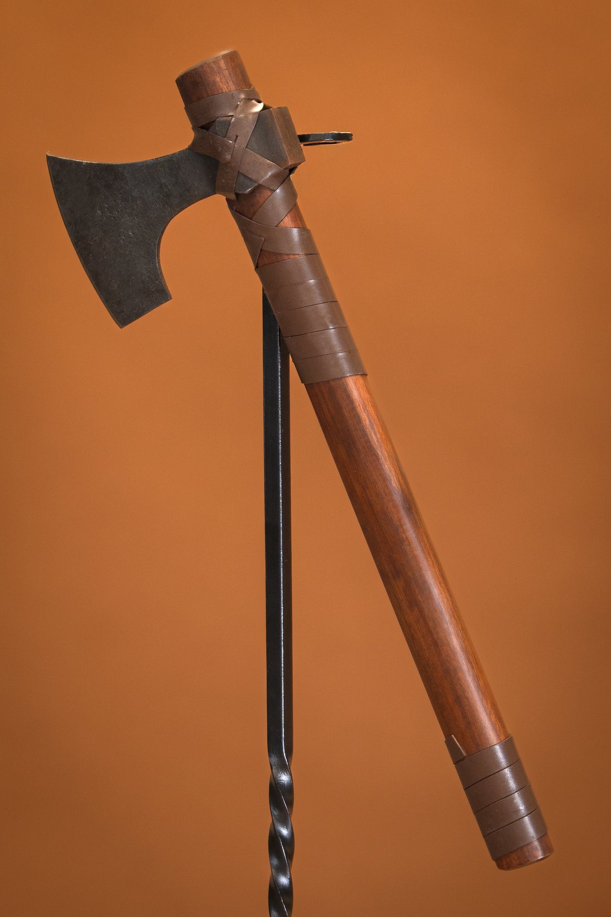 Huskarl skeggox avec runes, type B, semi-tranchant