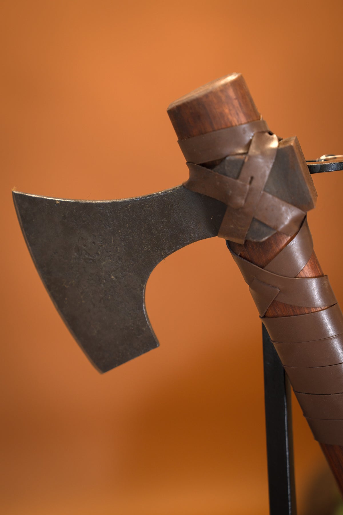 Huskarl skeggox avec runes, type B, semi-tranchant