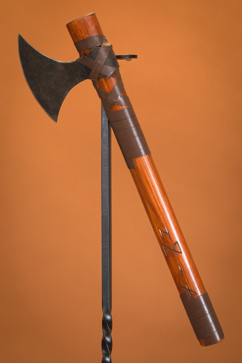 Hache danoise viking avec runes, type M, semi-tranchante