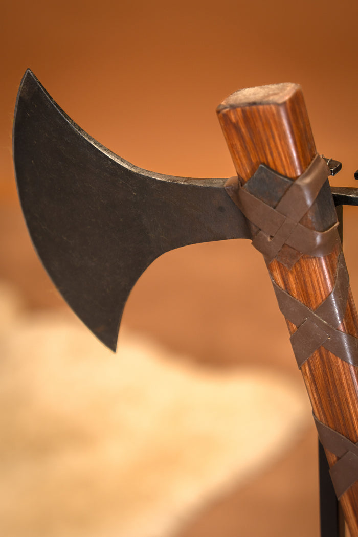 Daneaxe Ragnar met runen, type M, semi-scherp