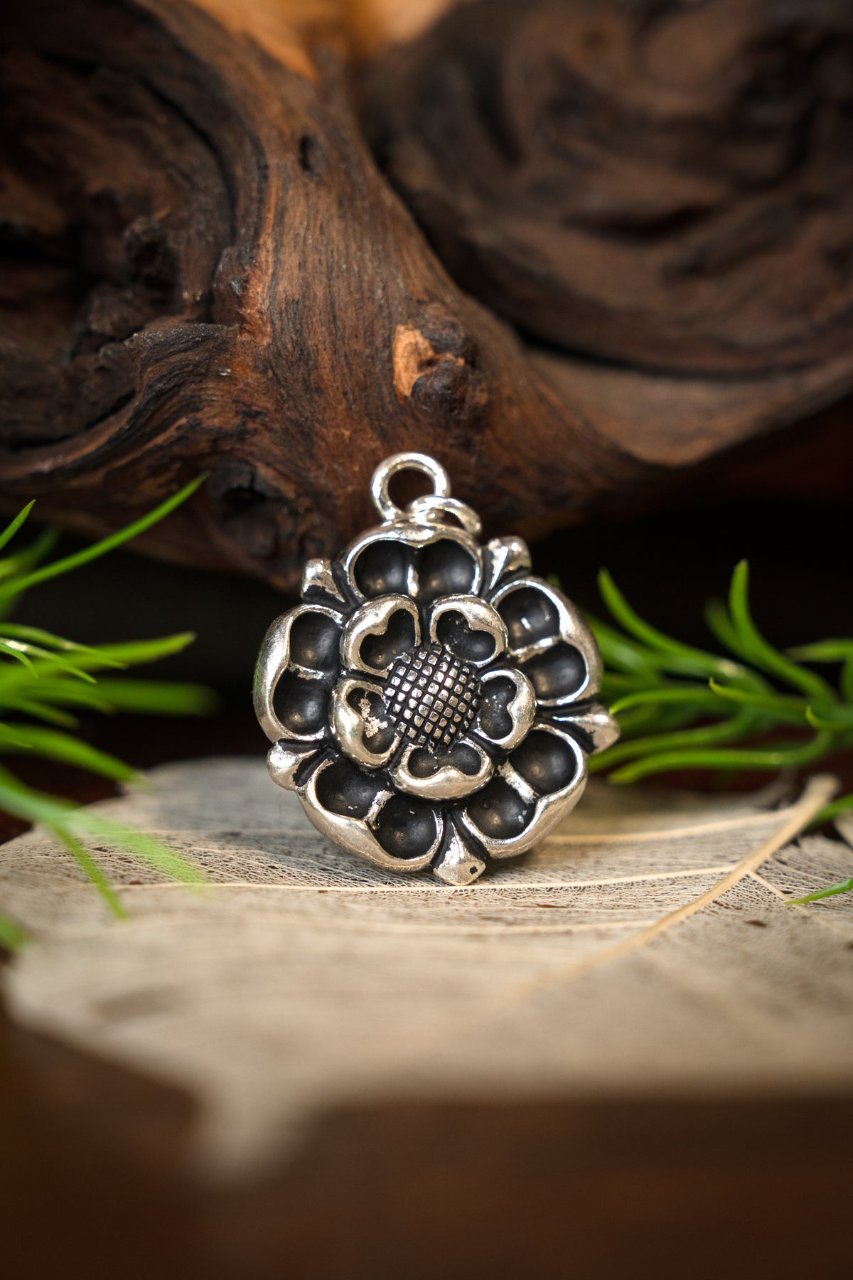 Tudorros amulett, försilvrad brons