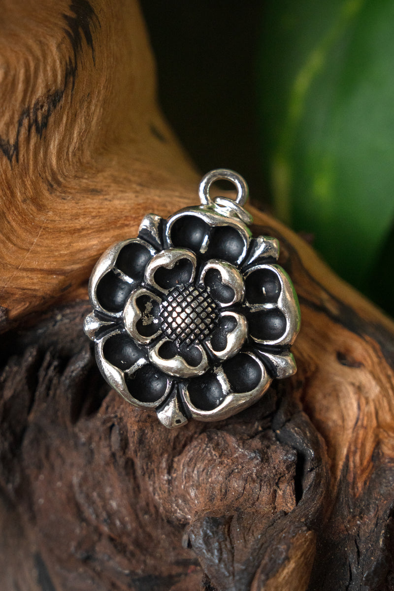Amulet róży Tudorów, posrebrzany brąz