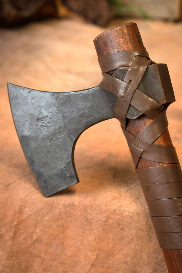 Huskarl skeggox with runes, type B, semi-sharp