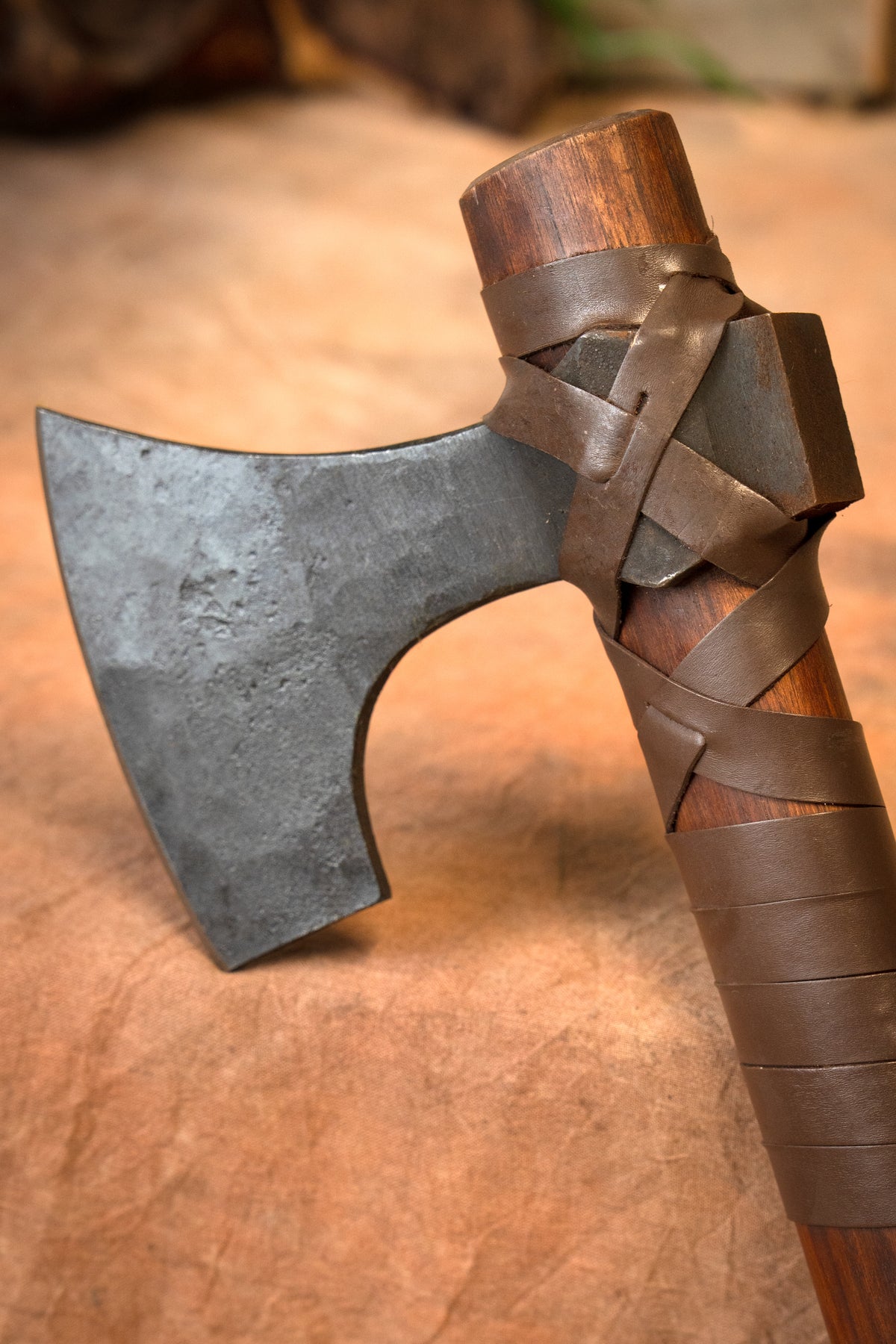 Huskarl skeggox avec runes, type B, semi-tranchant