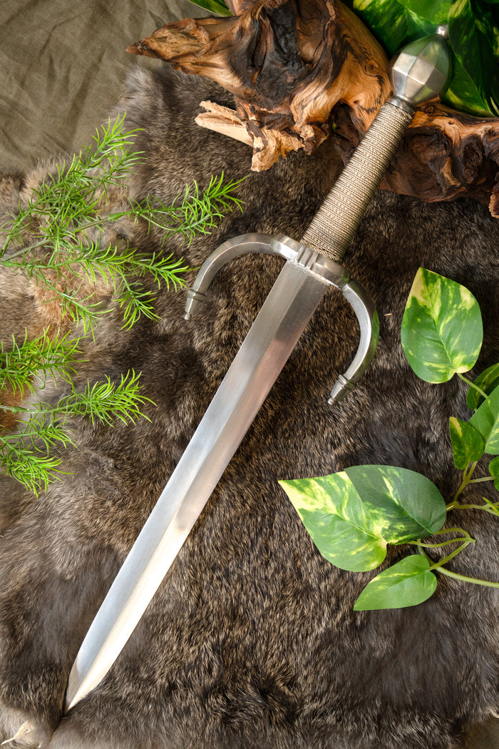 Main gauche, halvskarp