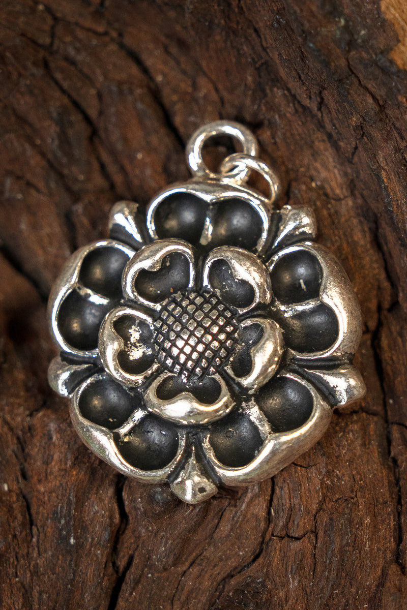 Amulet róży Tudorów, posrebrzany brąz