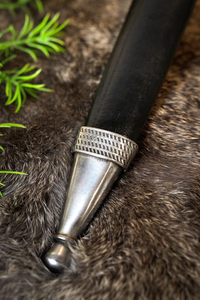 Main gauche, halvskarp