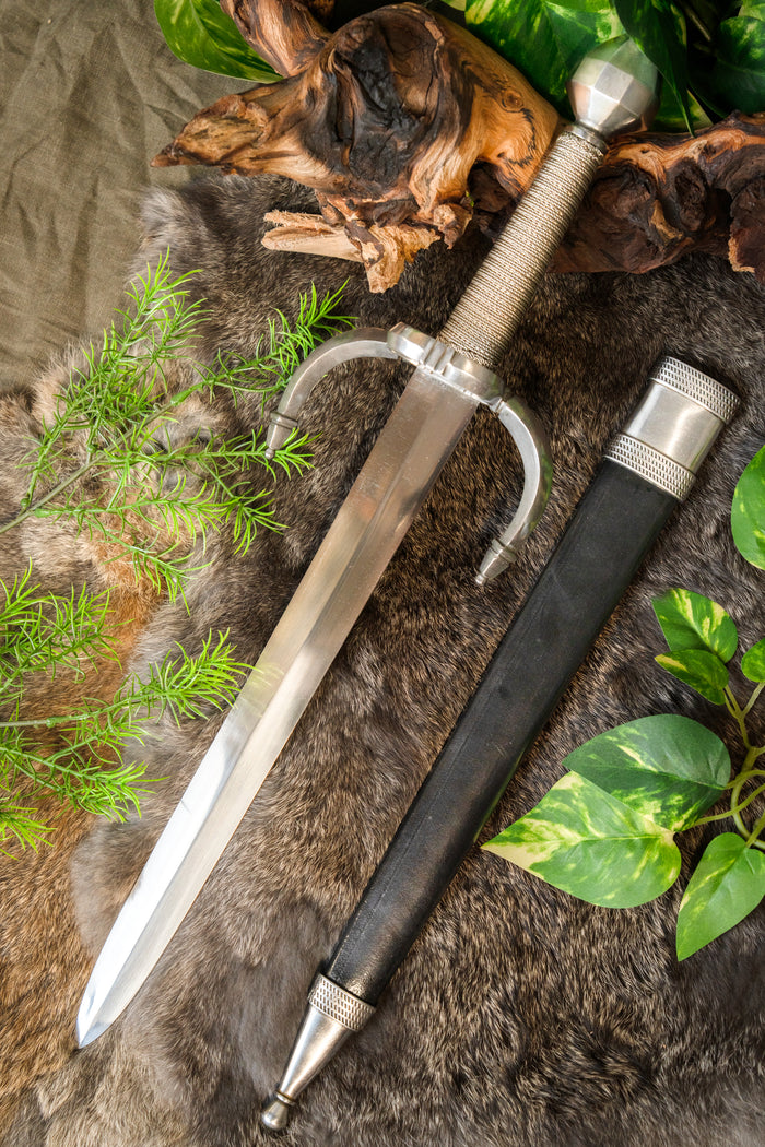 Main gauche, halvskarp