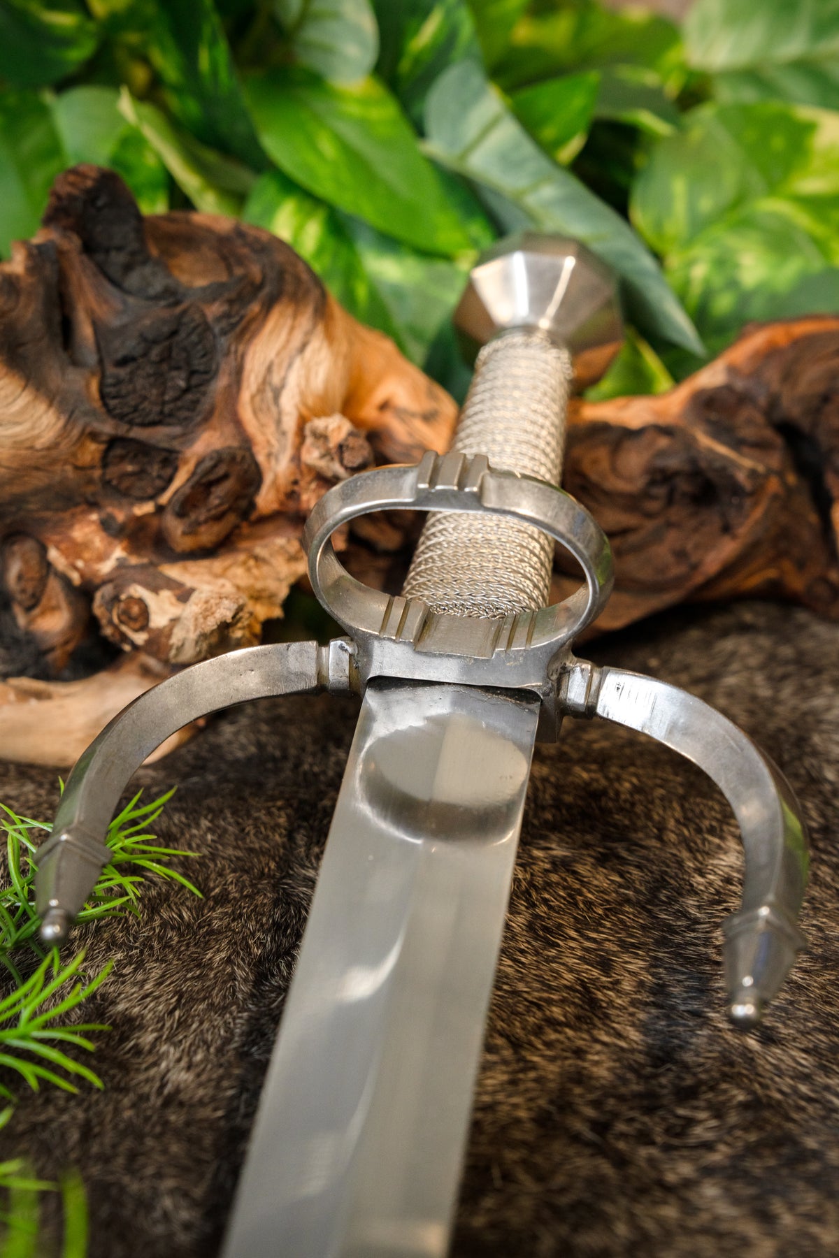 Main gauche, halvskarp