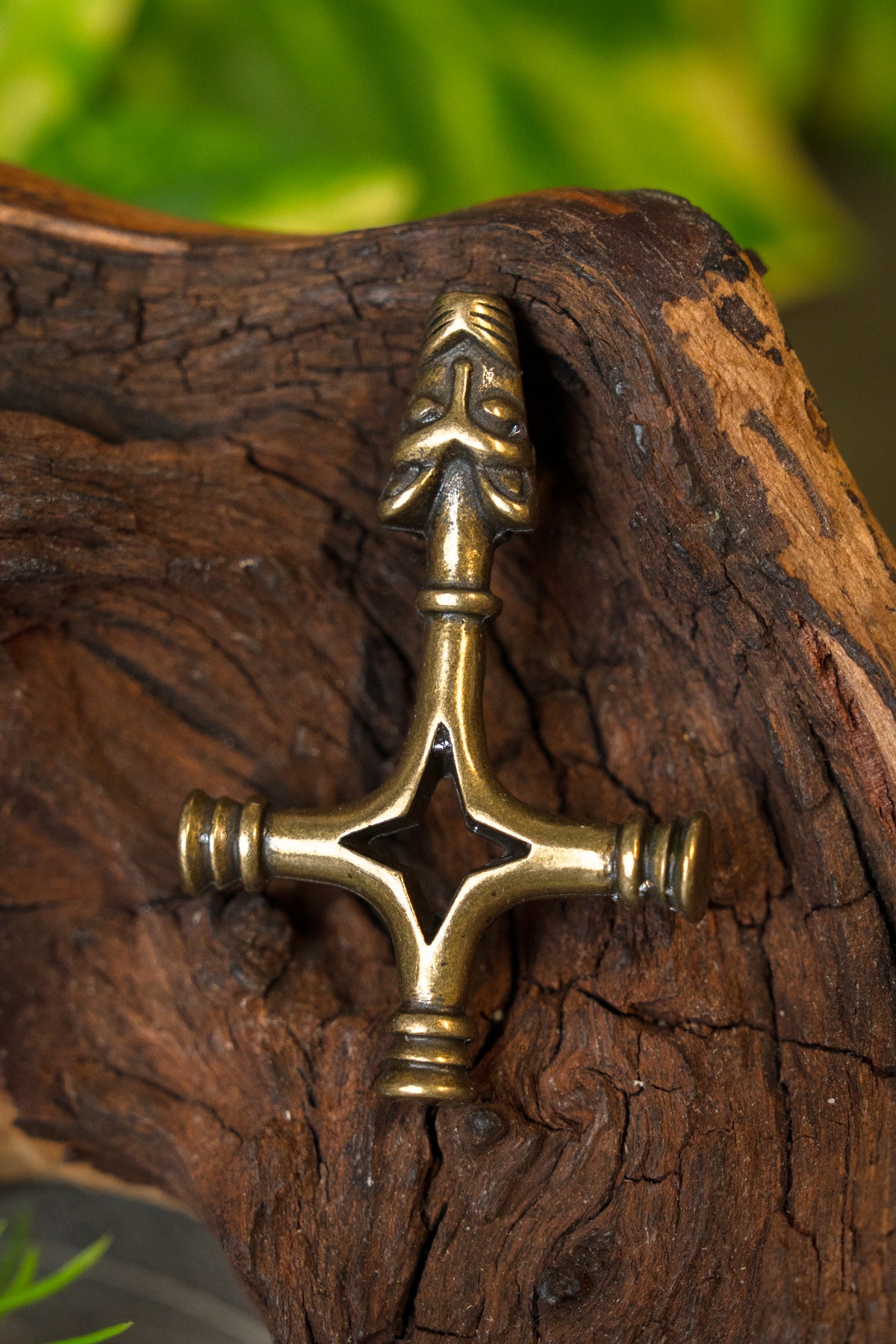 Thorshamer wolvenkruis, messing, zamak