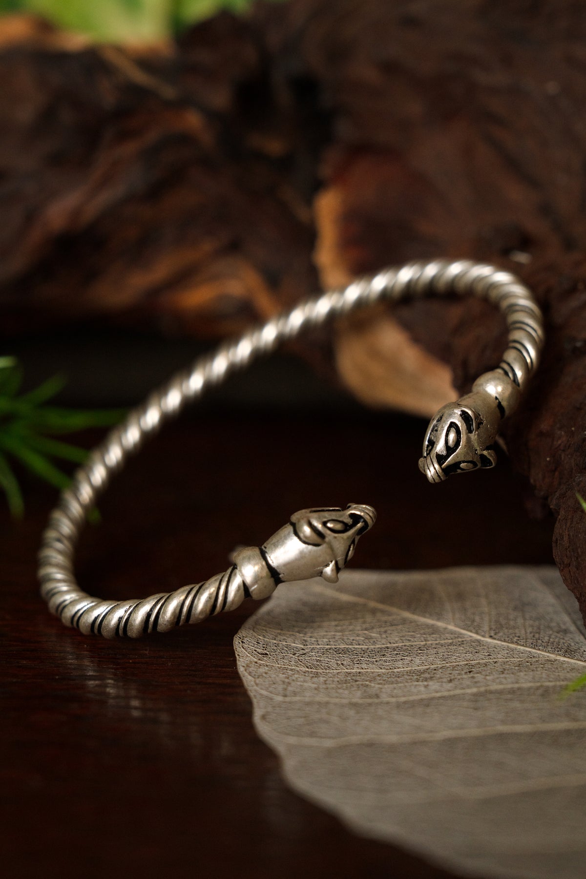 Vikingarmband met Wezelkoppen, verzilverd brons