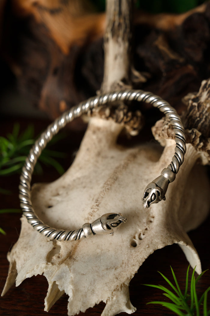 Vikingarmband met Wezelkoppen, verzilverd brons