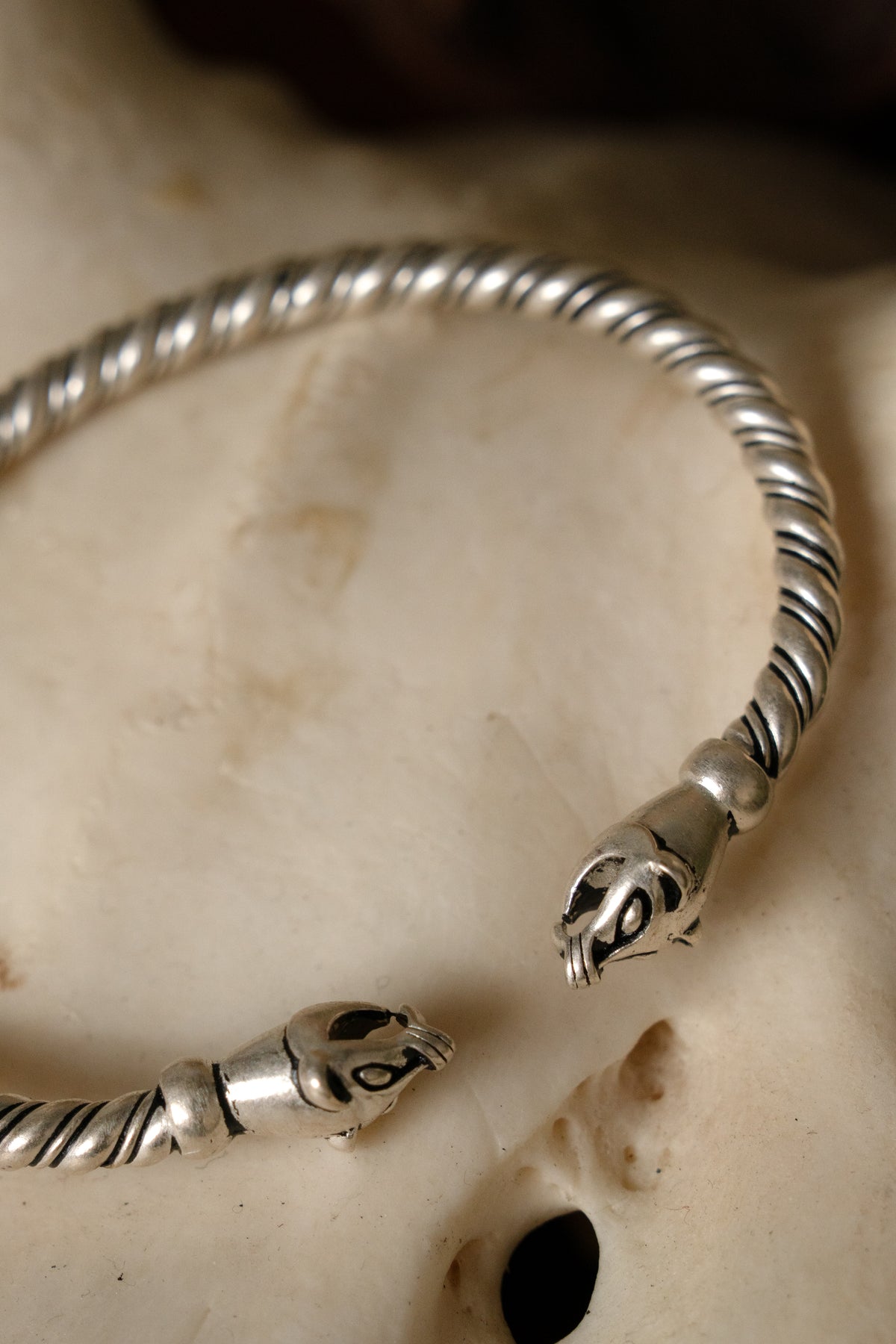 Vikingarmband met Wezelkoppen, verzilverd brons