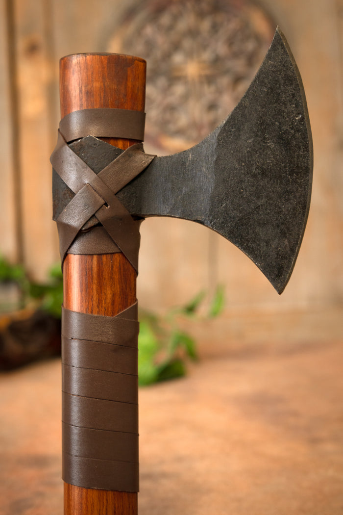 Viking daneaxe med runor, typ M, halvskarp