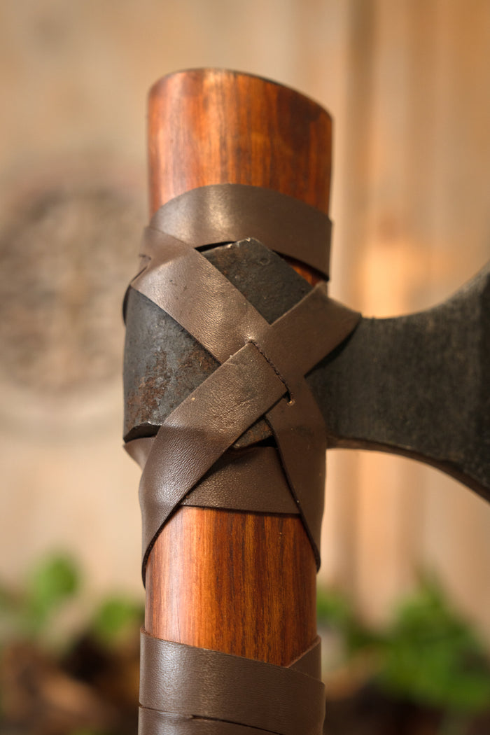 Viking daneaxe med runor, typ M, halvskarp