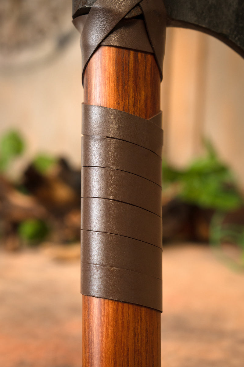 Hache danoise viking avec runes, type M, semi-tranchante