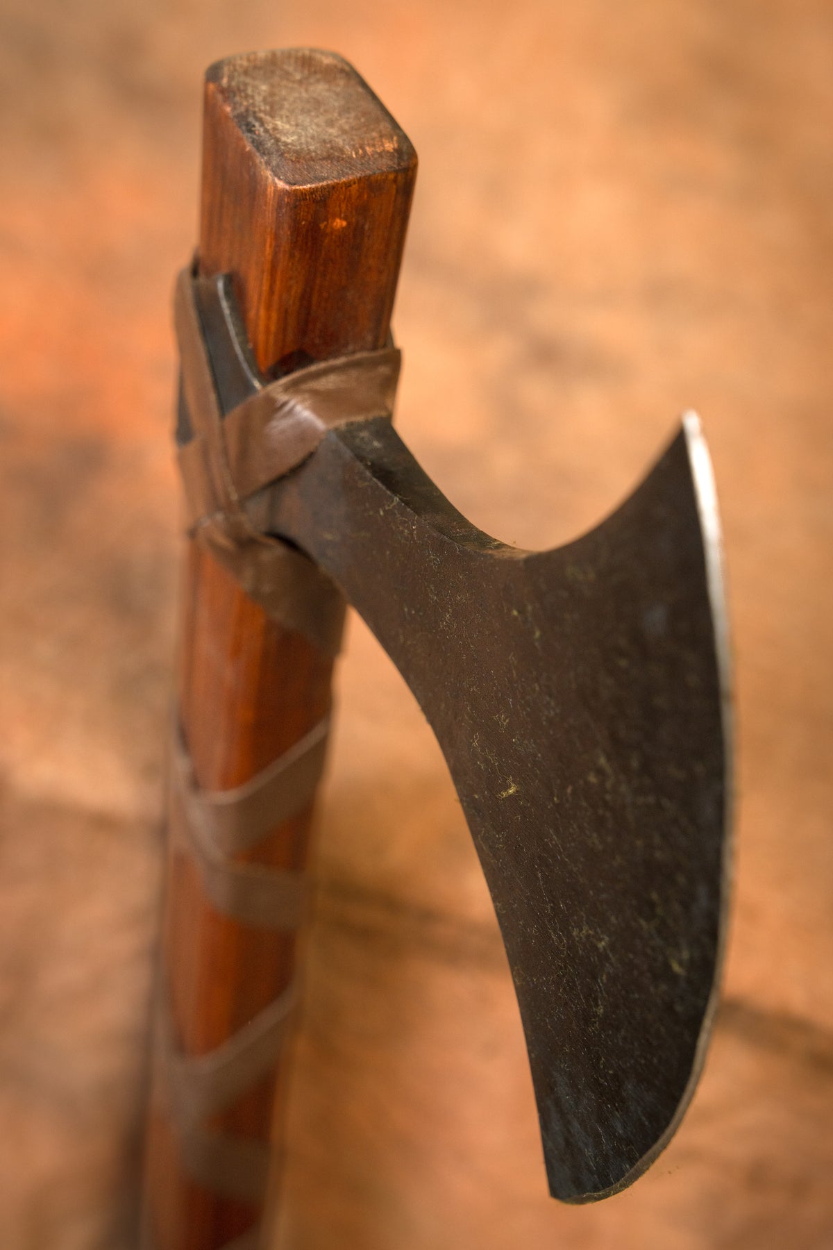 Daneaxe Ragnar met runen, type M, semi-scherp