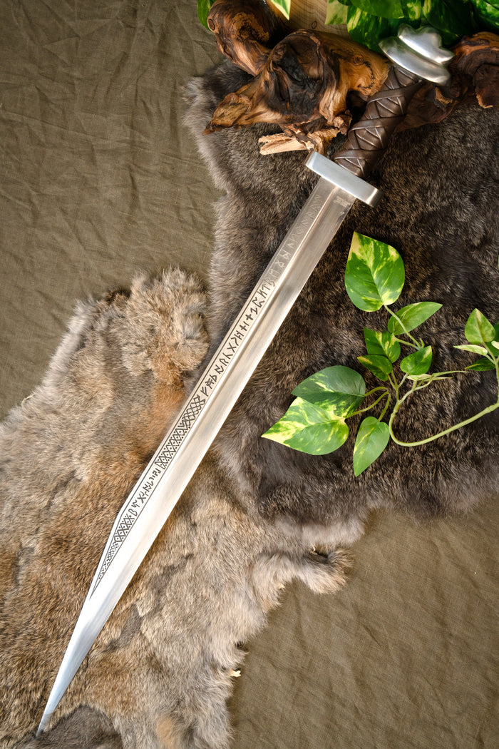 Beagnoth sax med runor, halvvass