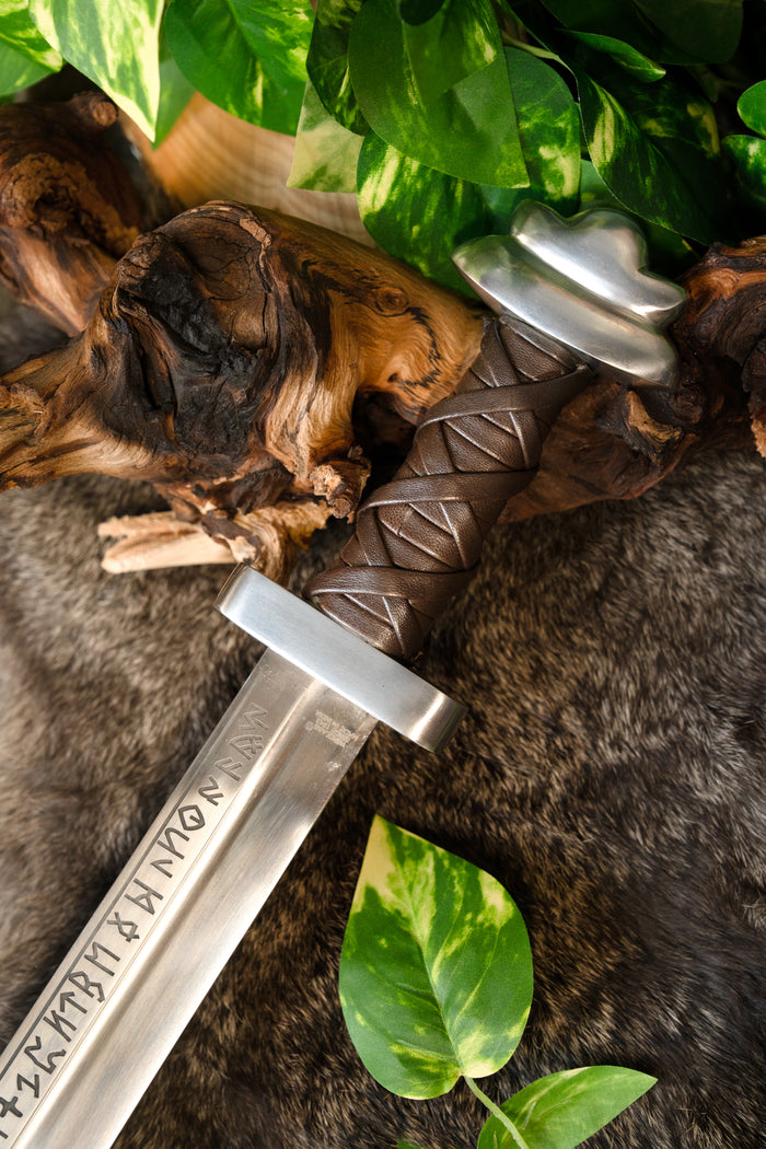 Beagnoth sax med runor, halvvass