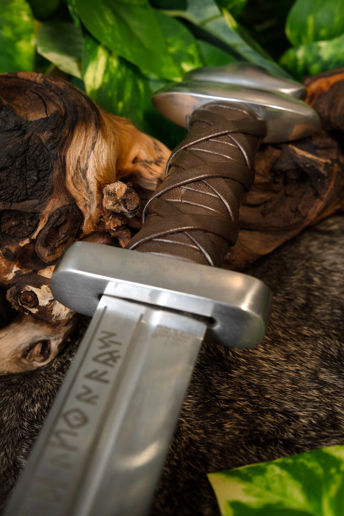 Beagnoth sax med runor, halvvass