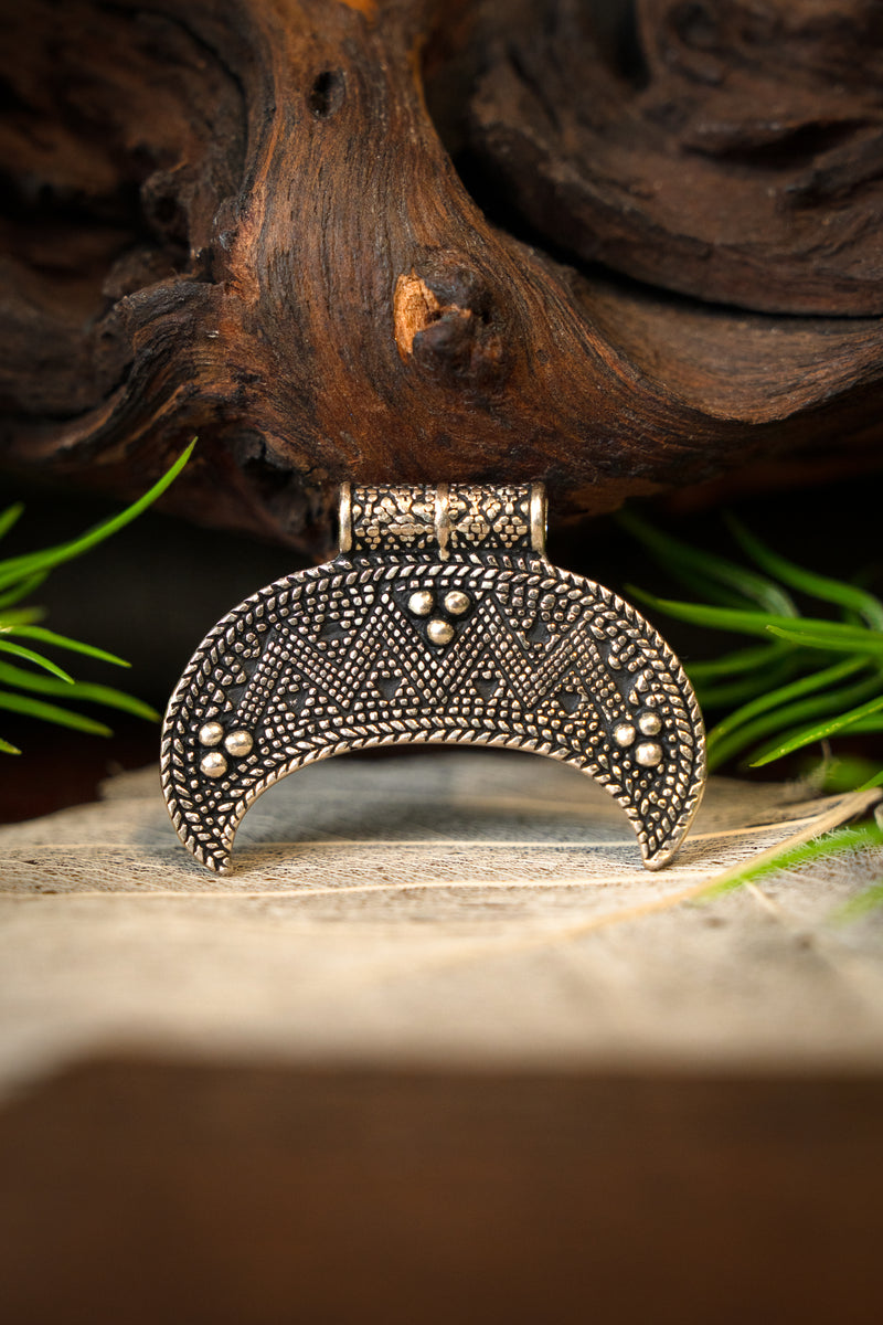 Rusvik lunula amulett, liten, försilvrad brons