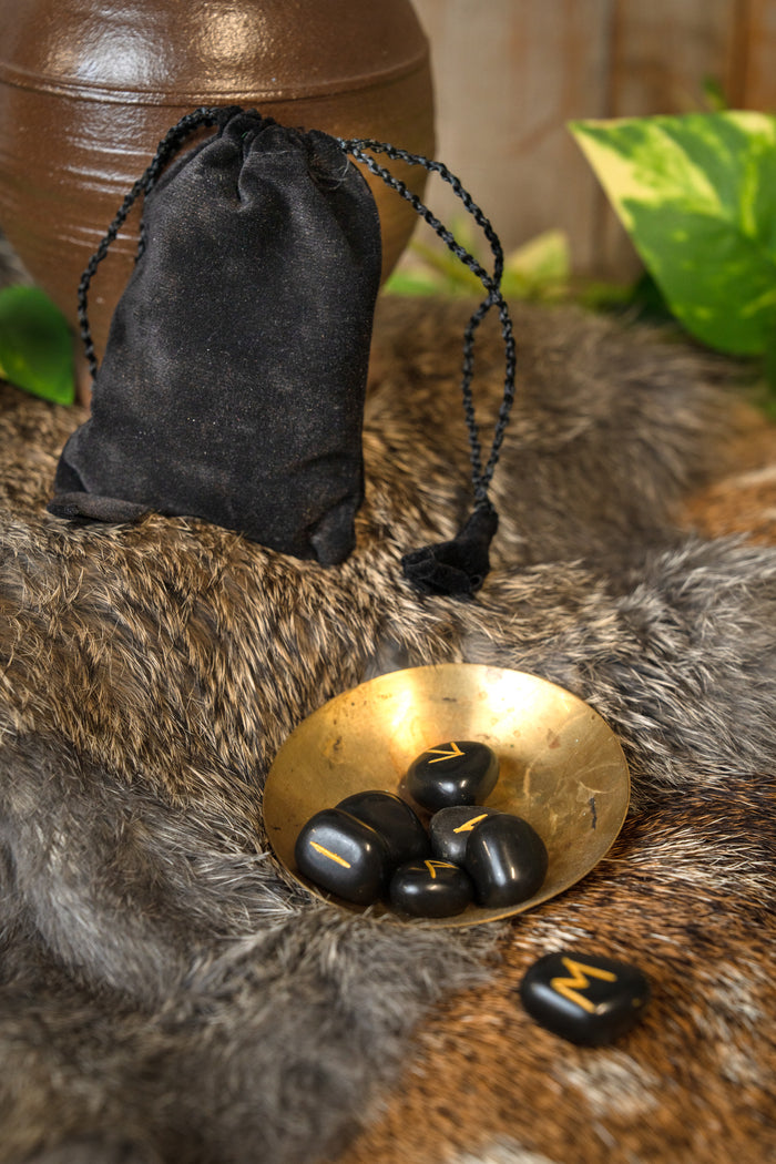 Set med 25 runstenar, obsidian, med påse