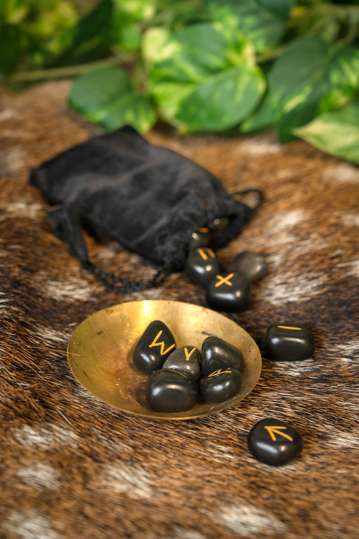 Set med 25 runstenar, obsidian, med påse