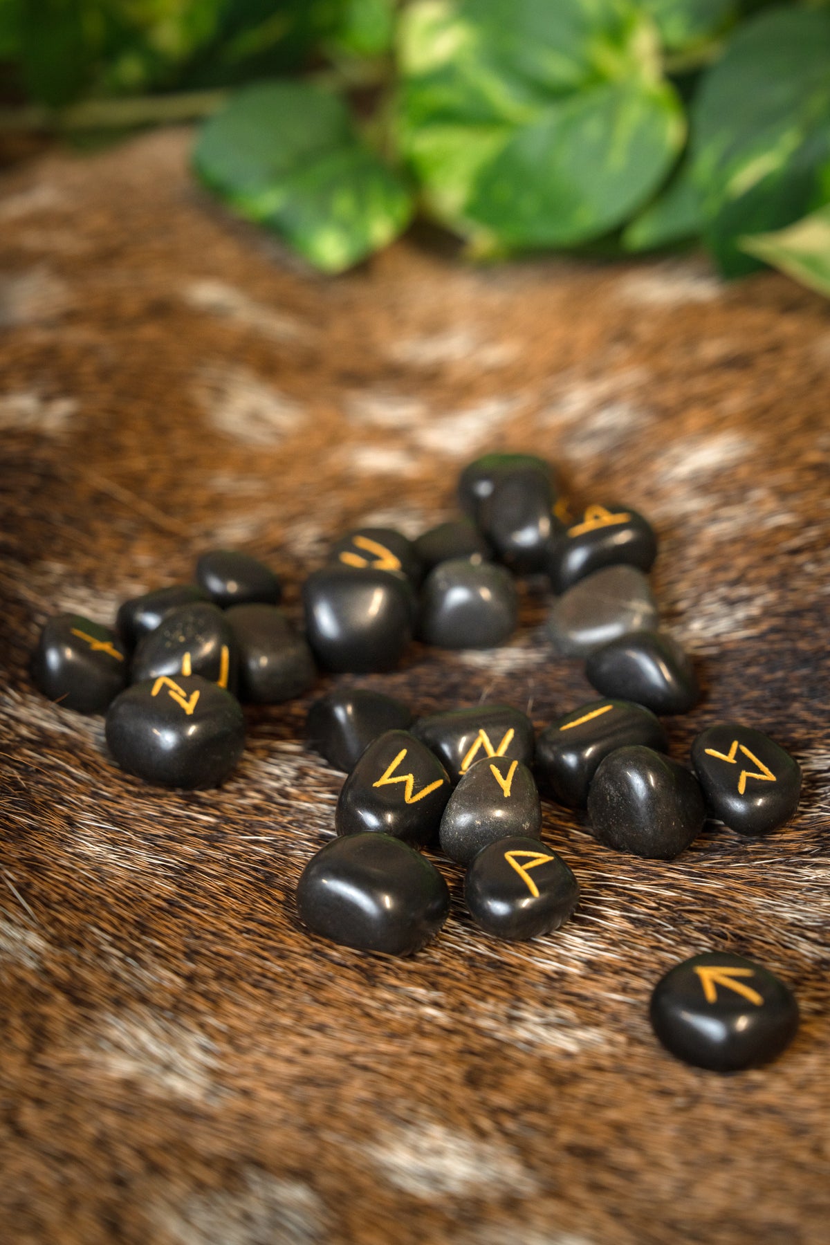 Set med 25 runstenar, obsidian, med påse