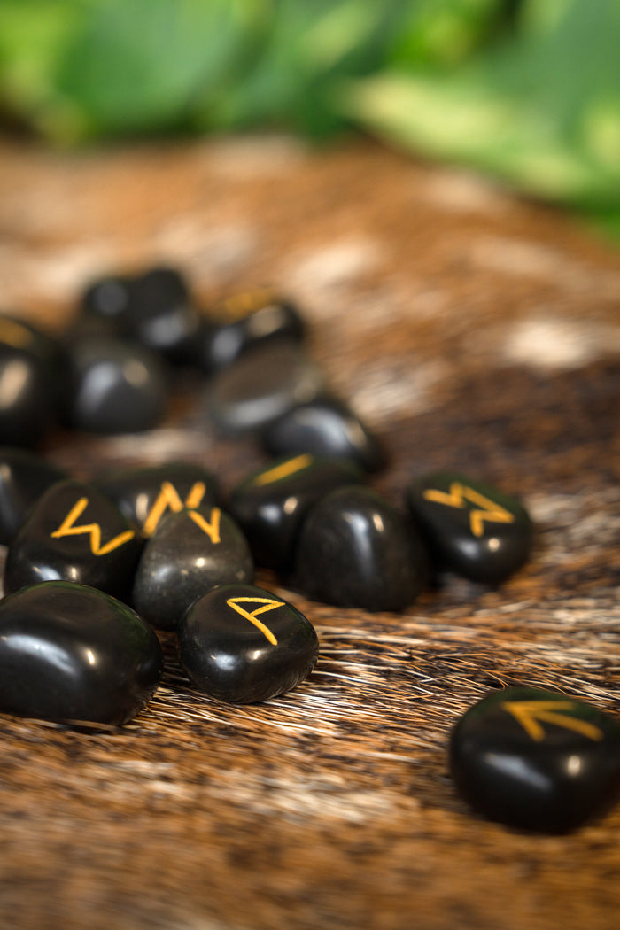 Set med 25 runstenar, obsidian, med påse