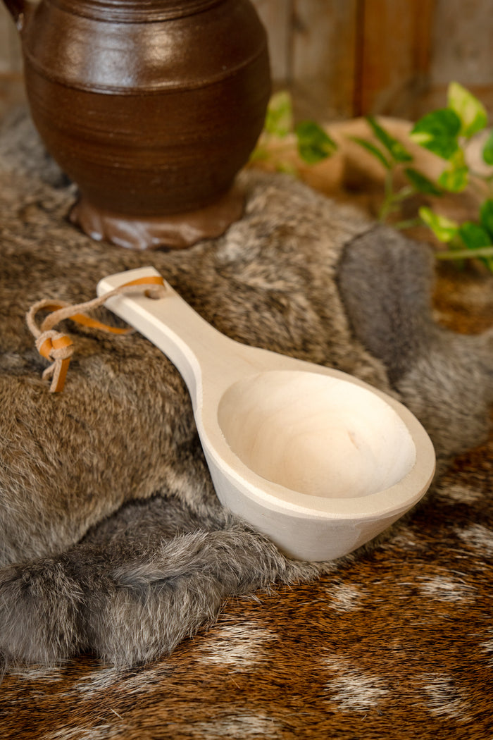 Opscheplepel met leren koordje