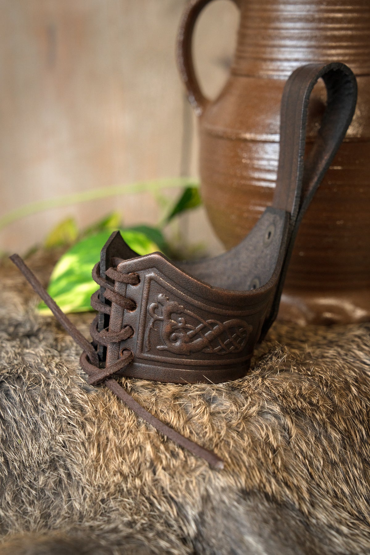 Drinking horn belt holder Castagir red