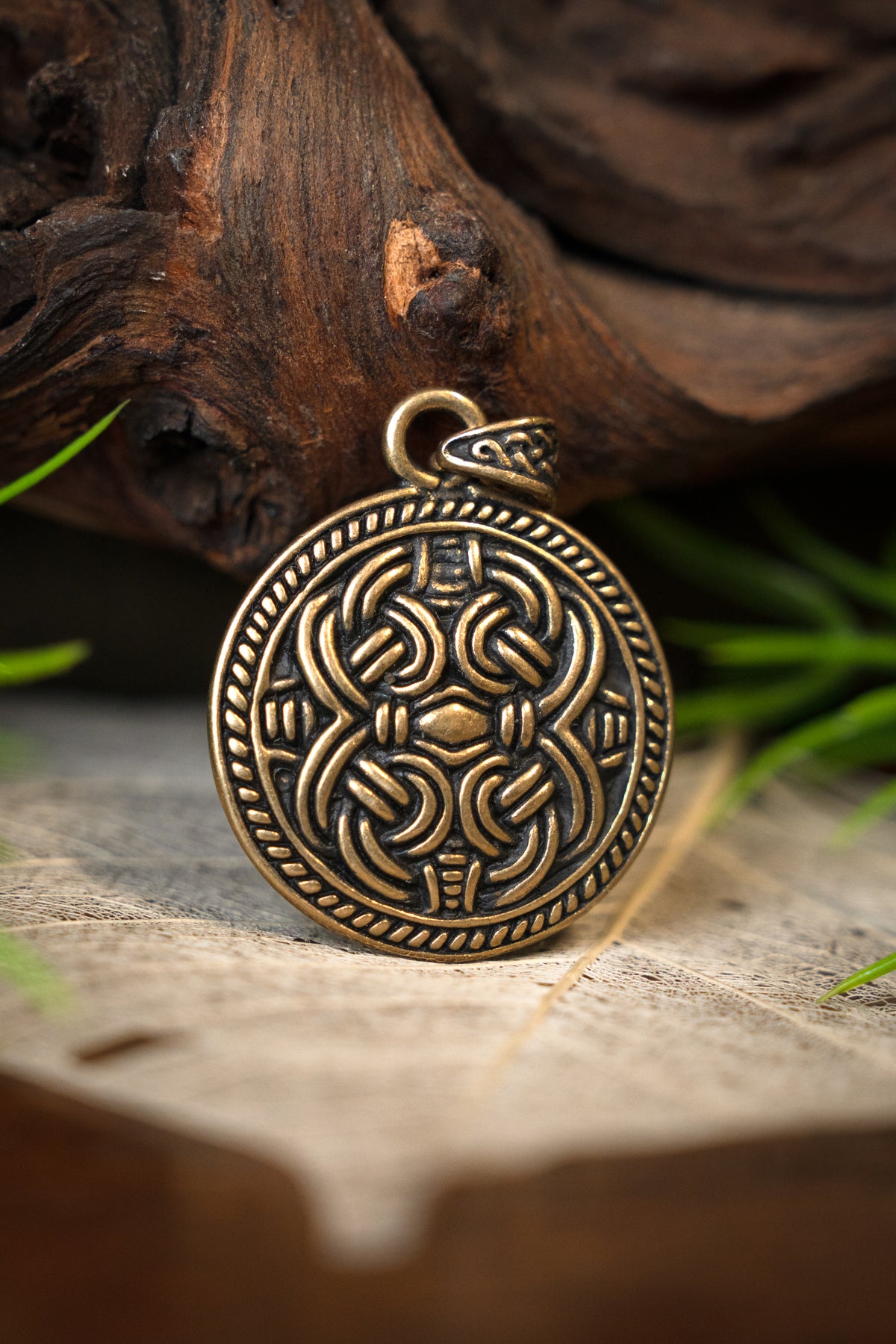 Colgante disco estilo Borre, bronce