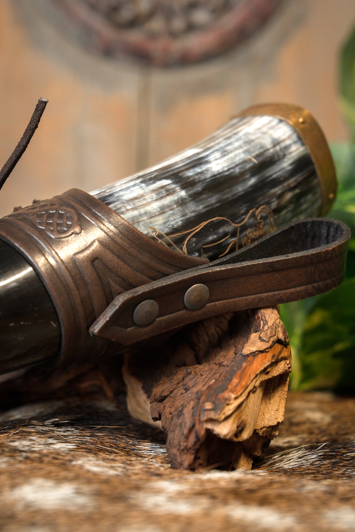 Drinking horn belt holder Castagir red