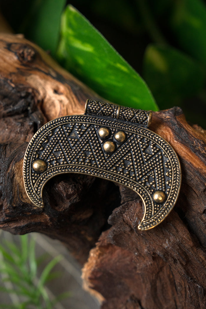 Rusvik lunula amulett, stor, brons