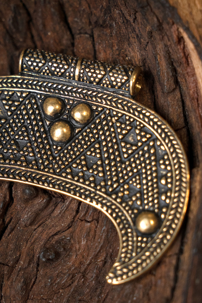 Rusvik lunula amulett, stor, brons