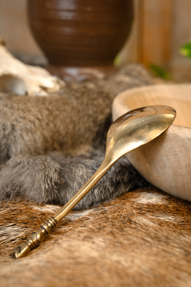 Średniowieczna mosiężna łyżka z głową dziewczyny