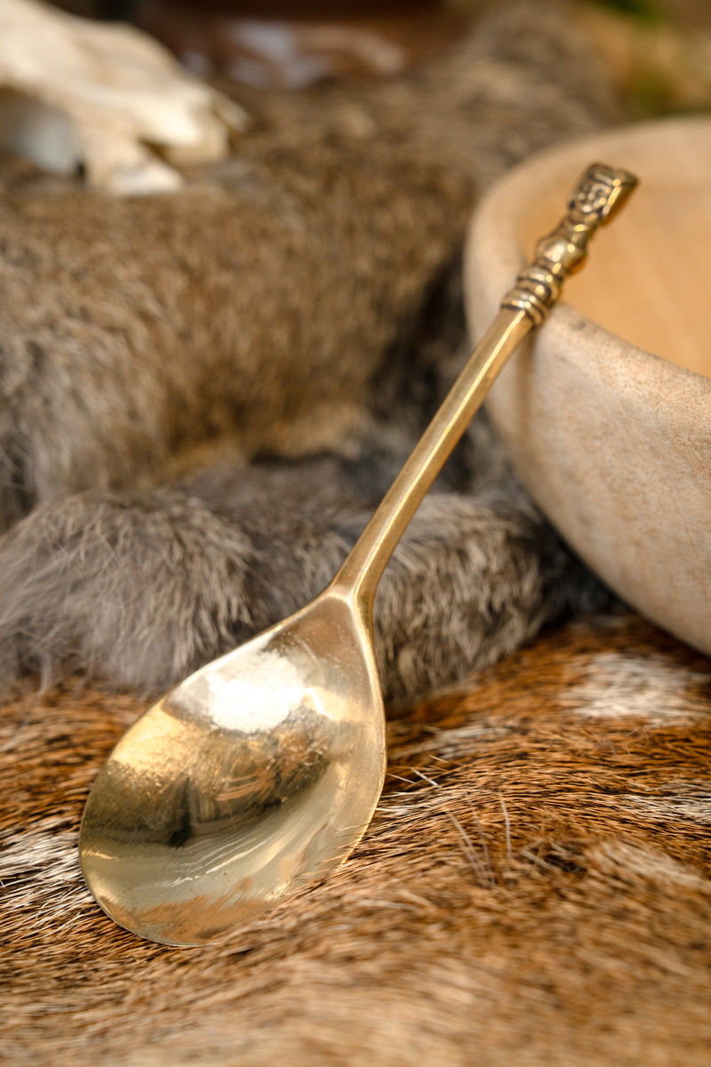 Mittelalterlicher Messinglöffel mit Mädchenkopf