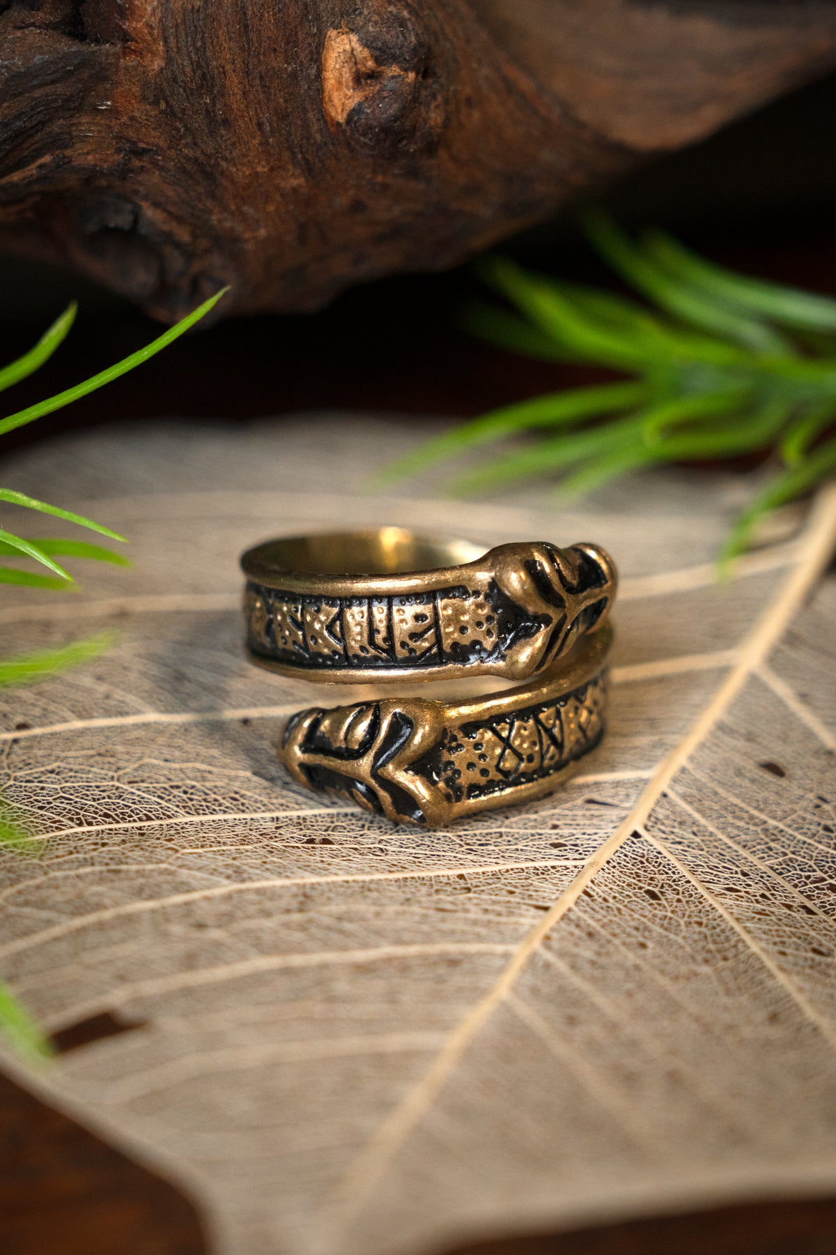 Runenring met wolvenkoppen, brons