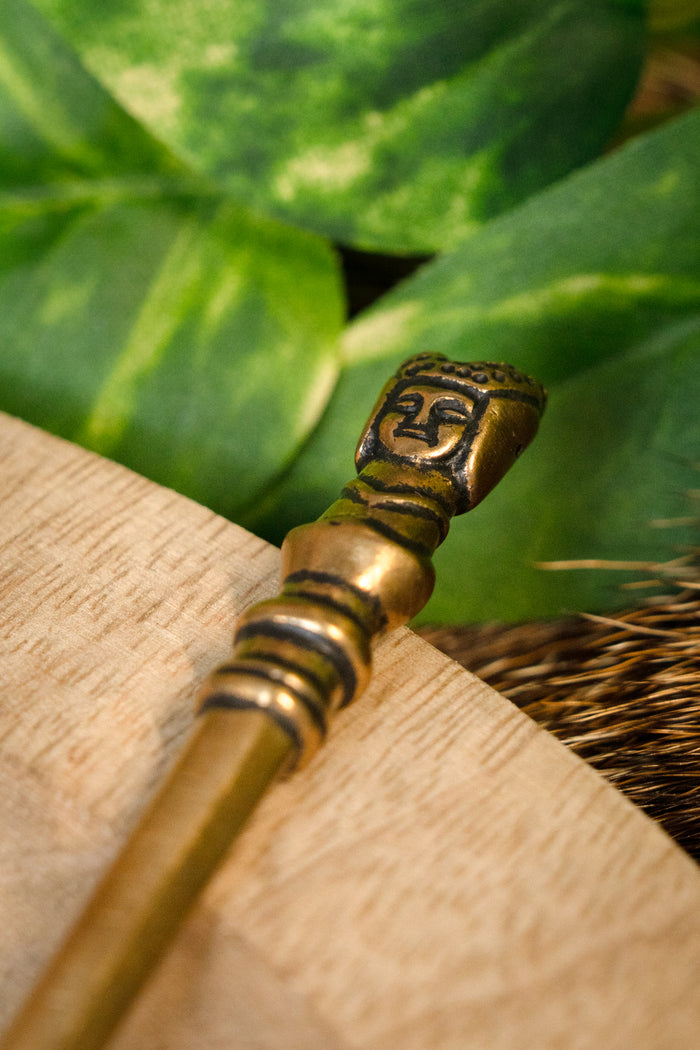 Tenedor medieval con cabeza de doncella