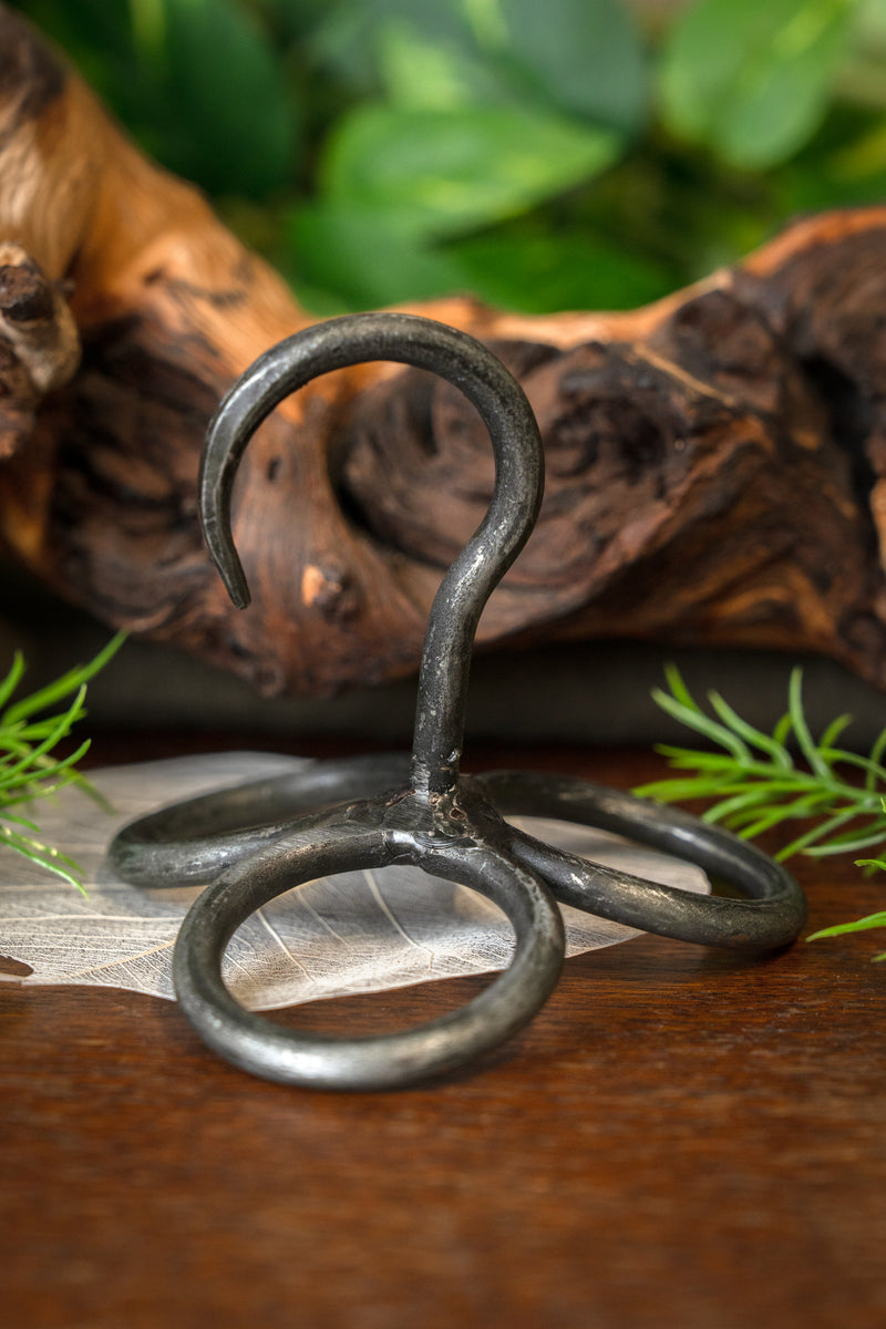 Haken zum Bau eines Dreibeins