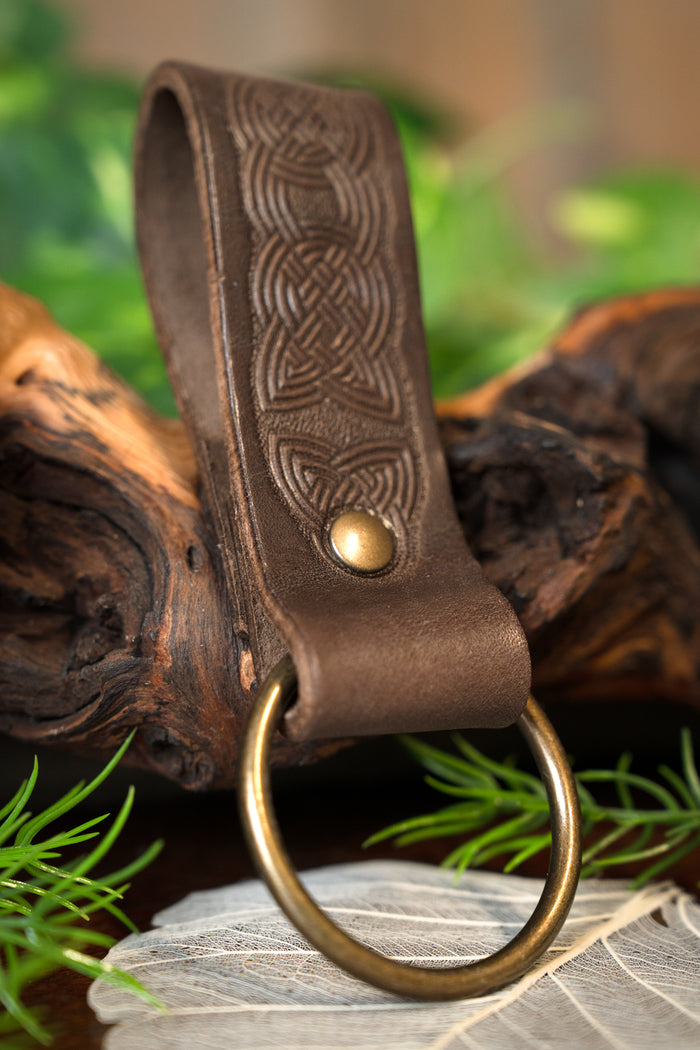 Celtic leather holder with ring, brown