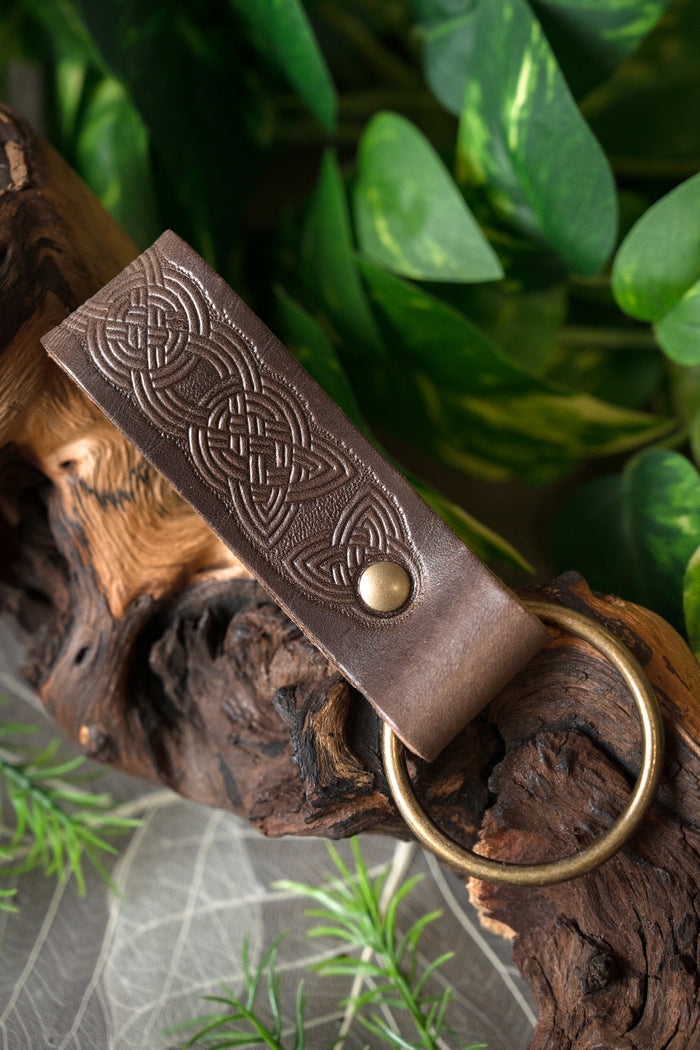 Celtic leather holder with ring, brown