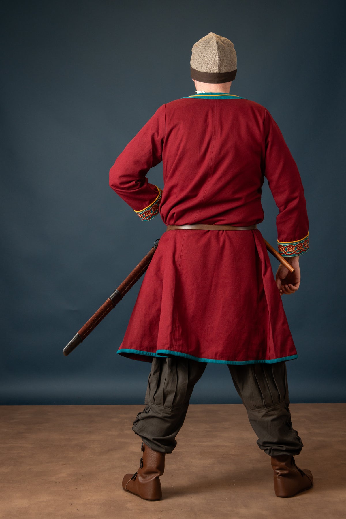Broderad vikingakaftan, röd blå