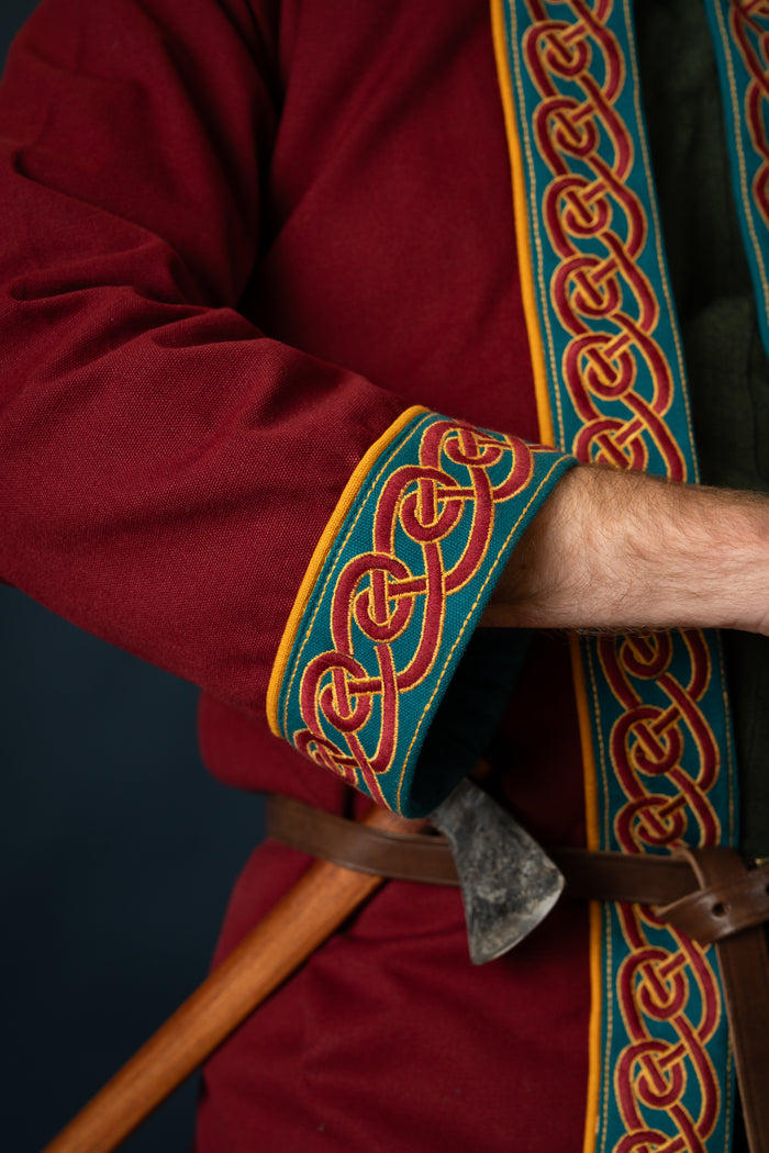Broderad vikingakaftan, röd blå